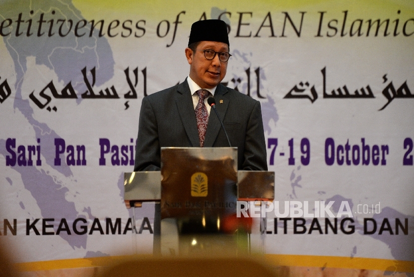  Menteri Agama Lukman Hakim Saifuddin memberikana arahan saat pembukaan Halaqah Ulama ASEAN 2017 di Jakarta, Selasa (17/10). 