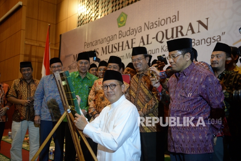 Menteri Agama Lukman Hakim Saifuddin membuka secara simbolis pencanangan budaya nasional menulis mushaf Alquran di Auditorium HM Rasjidi, Kementerian Agama, Jakarta, Rabu (12/10).
