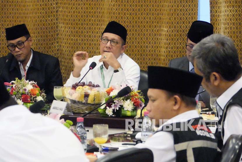 Menteri Agama Lukman Hakim Saifuddin  memimpin rapat persiapan operasional Armina (Arafah-Muzdalifah-Mina) di Makkah, Senin (5/9). (Republika/ Amin Madani)