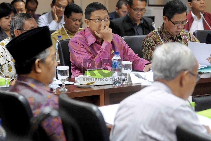 Menteri Agama Lukman Hakim Saifuddin mengikuti rapat kerja denga Komite III DPD RI di Kompleks Parlemen Senayan, Jakarta, Kamis (22/1).(Republika/Agung Supriyanto)