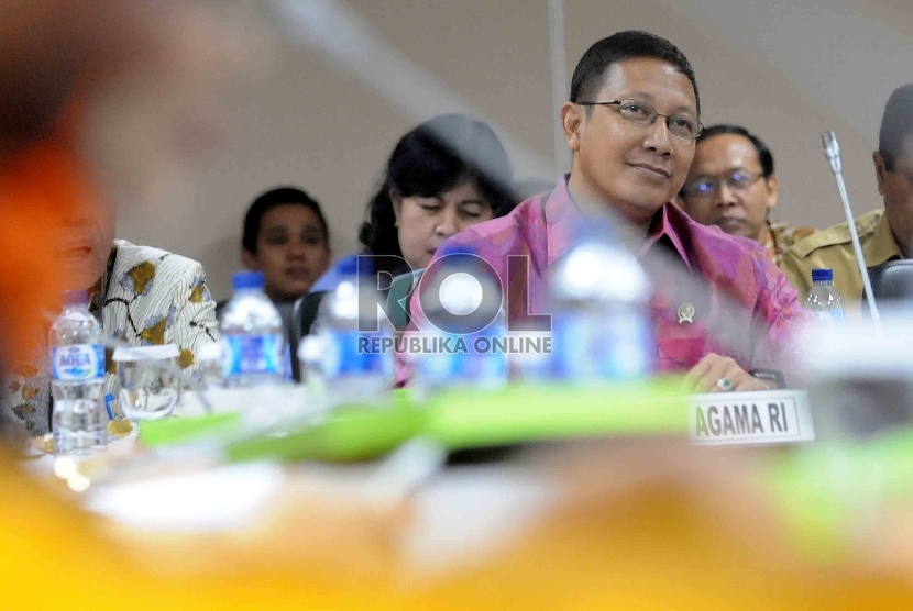 Menteri Agama Lukman Hakim Saifuddin mengikuti rapat kerja denga Komite III DPD RI di Kompleks Parlemen Senayan, Jakarta, Kamis (22/1).(Republika/Agung Supriyanto)