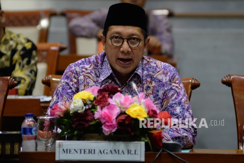Menteri Agama Lukman Hakim Saifuddin mengikuti rapat kerja dengan Komisi VIII terkait Biaya Penyelenggaraan Ibadah Haji (BPIH) di Kompleks Parlemen, Senayan, Jakarta, Jumat (24/3).