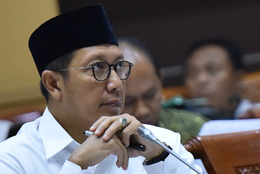 Menteri Agama Lukman Hakim Saifuddin mengikuti rapat kerja dengan Komisi VIII DPR di Kompleks Parlemen, Senayan, Jakarta, Senin (12/6). 