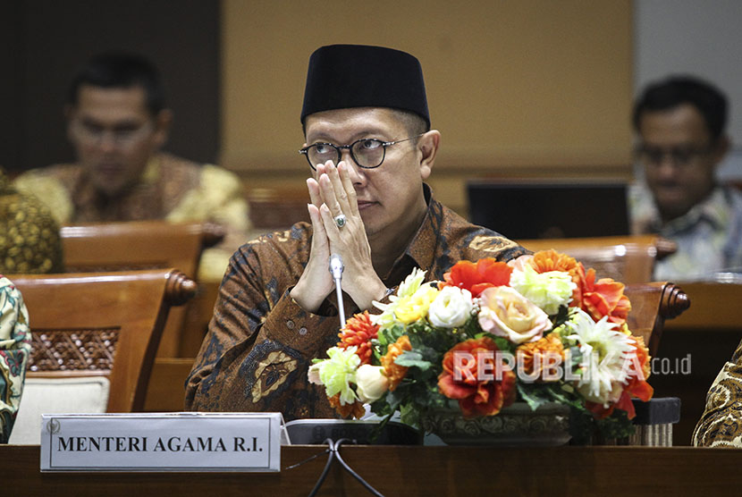 Menteri Agama Lukman Hakim Saifuddin mengikuti rapat kerja dengan Komisi VIII DPR di Kompleks Parlemen Senayan, Jakarta, Senin (4/6).