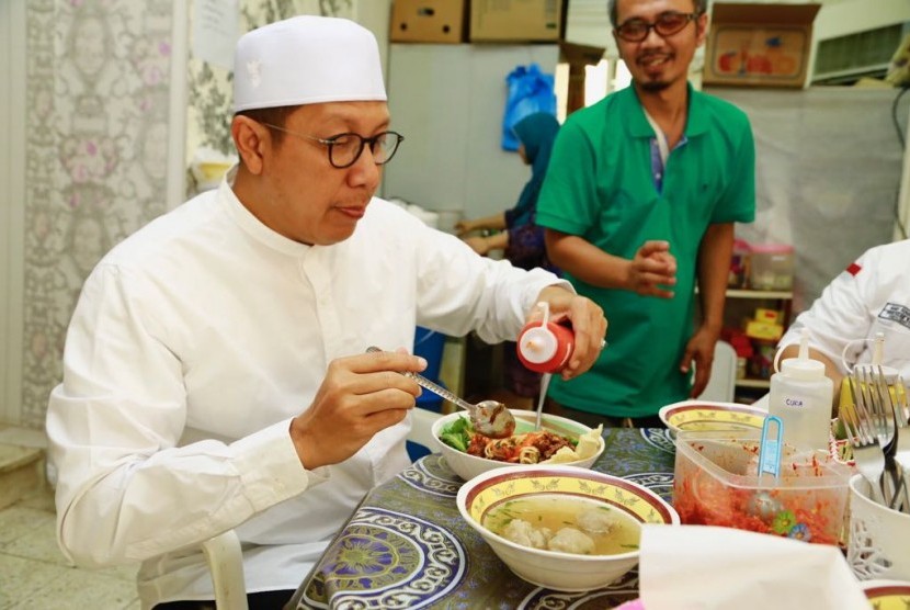 Menteri Agama Lukman Hakim Saifuddin menikmati mi ayam di sebuah warung kecil yang berada di belakang kantor Panitia Penyelenggara Ibadah Haji (PPIH) Daker Makkah di Syisya, Rabu (23/8).