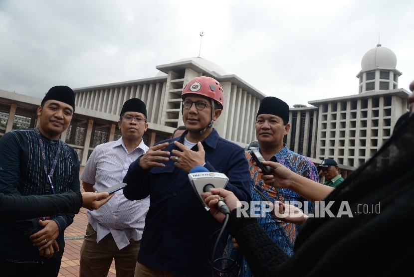  Menteri Agama Lukman Hakim Saifuddin meninjau proses membersihkan Masjid Istiqlal, Jakarta, Ahad (19/2). 