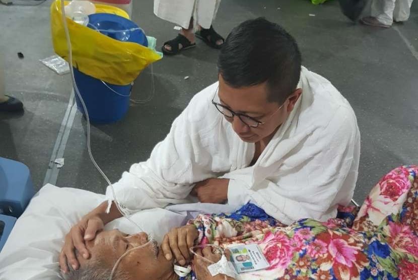 Menteri Agama, Lukman Hakim Saifuddin, menyambangi jamaah haji yang sedang sakit.