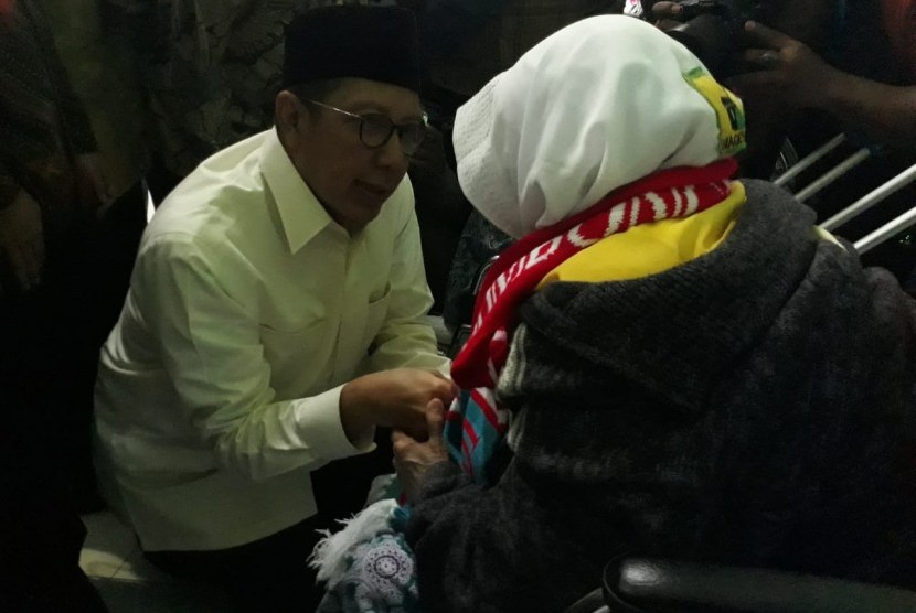 Menteri Agama Lukman Hakim Saifuddin menyambut kedatangan jamaah calon haji kelompok terbang (kloter) pertama dan kedua yang tiba di Asrama Haji Embarkasi Surabaya, Jawa Timur, Jumat (5/7).