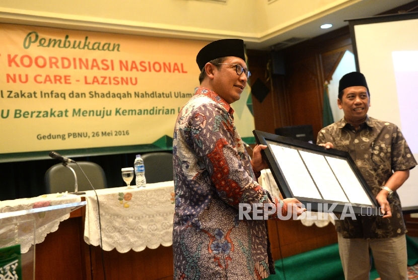 Menteri Agama Lukman Hakim Saifuddin menyerahkan surat izin penarikan zakat kepada Ketua PP Lazisnu Syamsul Huda 
