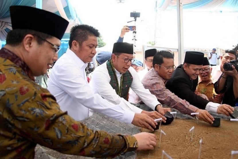 Menteri Agama Lukman Hakim Saifuddin, Rabu (31/10) melakukan ground breaking peletakan batu pertama kampus baru UIN Raden Fatah di kawasan Jakabaring.