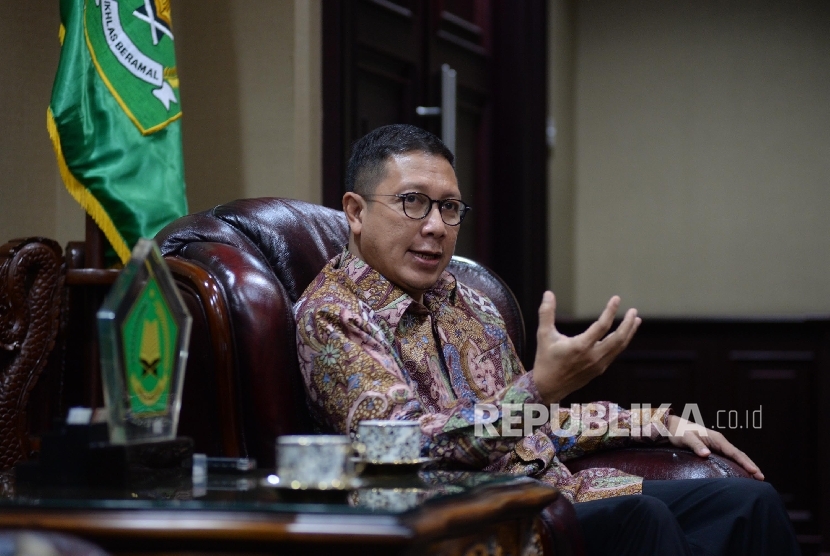  Menteri Agama Lukman Hakim Saifuddin saat bertemu Tim Redaksi Harian Republika di Kementerian Agama, Jakarta, Rabu (14/12). 