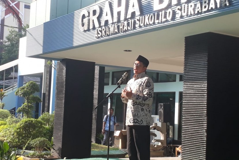 Religious Affairs Minister Lukman Hakim Saifuddin sees off the prospective hajj pilgrims at the embarkation port of Surabaya in East Java Province on Tuesday.