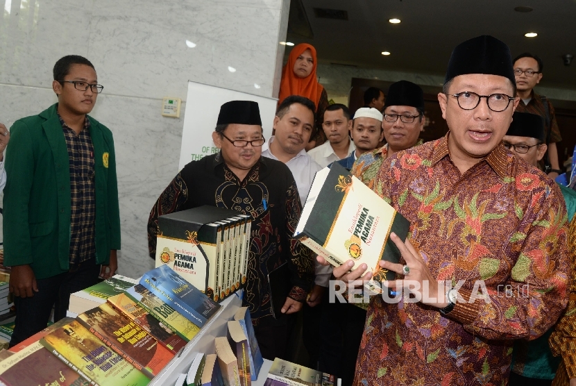 Menteri Agama Lukman Hakim Saifuddin saat peluncuran Terjemahan Alquran ke bahasa daerah dan Ensiklopedia Pemuka Agama Nusantara di Kemenag, Jakarta (Ilustrasi)