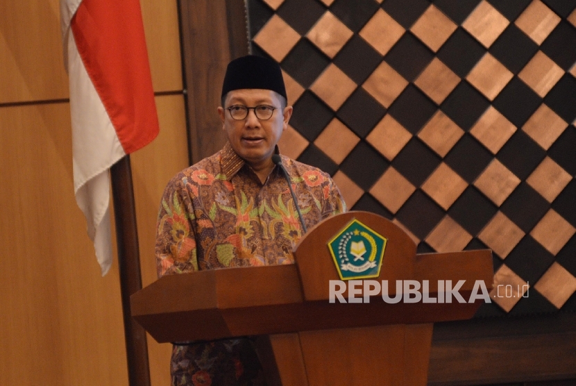 Menteri Agama Lukman Hakim Saifuddin saat peluncuran Terjemahan Alquran ke bahasa daerah dan Ensiklopedia Pemuka Agama Nusantara di Kemenag, Jakarta, Senin (19/12).
