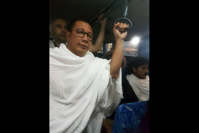 Menteri Agama Lukman Hakim Saifuddin sempat memejamkan mata dalam bus saat menuju Masjidil Haram dari terminal Jamarat, terminal terdekat dari Wisma Haji Indonesia di Makkah, Senin (19/6). 