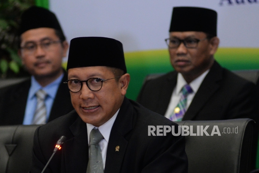 Menteri Agama Lukman Hakim Saifuddin (tengah)