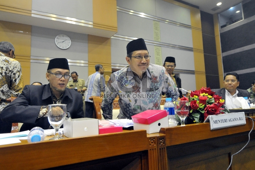 Menteri Agama Lukman Hakim Saifuddin (tengah) bersama Irjen Kemenag M Jasin ( kedua kiri) usai mengikuti rapat kerja dengan Komisi VIII DPR di Kompleks Parlemen, Senayan, Jakarta, Rabu (9/9). (Republika/Rakhmawaty La'lang)