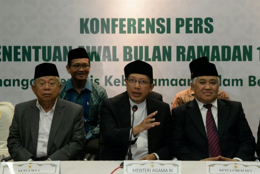 Menteri Agama Lukman Hakim Saifuddin (tengah) bersama Ketua Umum Majelis Ulama Indonesia (MUI) Din Syamsuddin (kanan) dan Wakil Ketua Umum MUI K.H. Maruf Amin (kiri) memberikan keterangan pers usai memimpin Sidang Itsbat Awal Ramadan 1436 H di Gedung Kemen