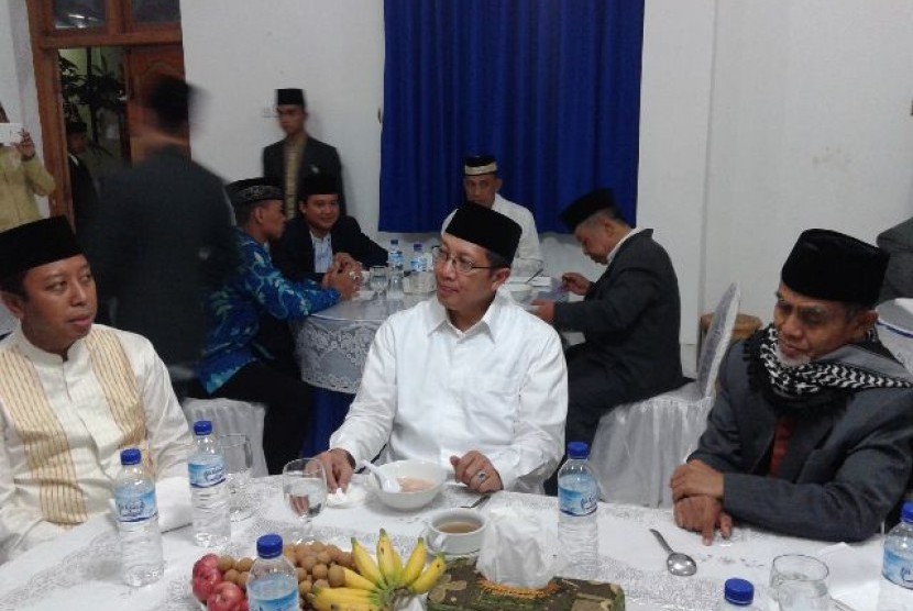 Menteri Agama Lukman Hakim Saifuddin (tengah) bersama Ketum DPP PPP, M Romahurmuzy (kiri).