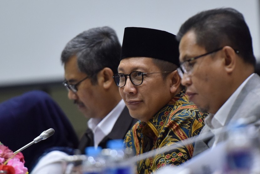 Menteri Agama Lukman Hakim Saifuddin (tengah) didampingi Dirjen Penyelenggaraan Haji dan Umroh Kemenag Abdul Djamil (kanan) mengikuti rapat kerja dengan Komisi VIII DPR di Kompleks Parlemen, Senayan, Jakarta, Senin (13/2).