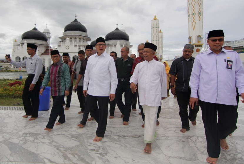 Menteri Agama Lukman Hakim Saifuddin (tengah) didampingi Imam Besar Masjid Raya Baiturrahman, Azman Ismail (kedua kanan) meninjau Masjid Raya Baiturrahman, di Banda Aceh, Selasa (10/10). 