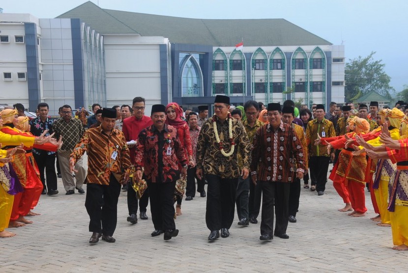 Menteri Agama Lukman Hakim Saifuddin (tengah) menghadiri peresmian kampus baru Institut Agama Islam Negeri (IAIN) Salatiga, Jawa Tengah, Jumat (27/1).