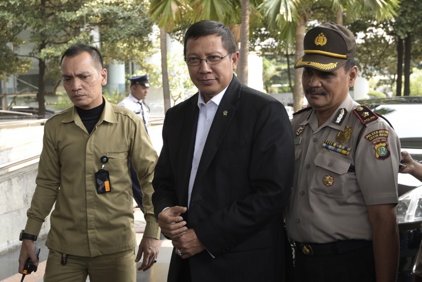 Menteri Agama Lukman Hakim Saifuddin (tengah) tiba di Gedung KPK untuk bertemu pimpinan KPK di Jakarta, Kamis (5/11). 