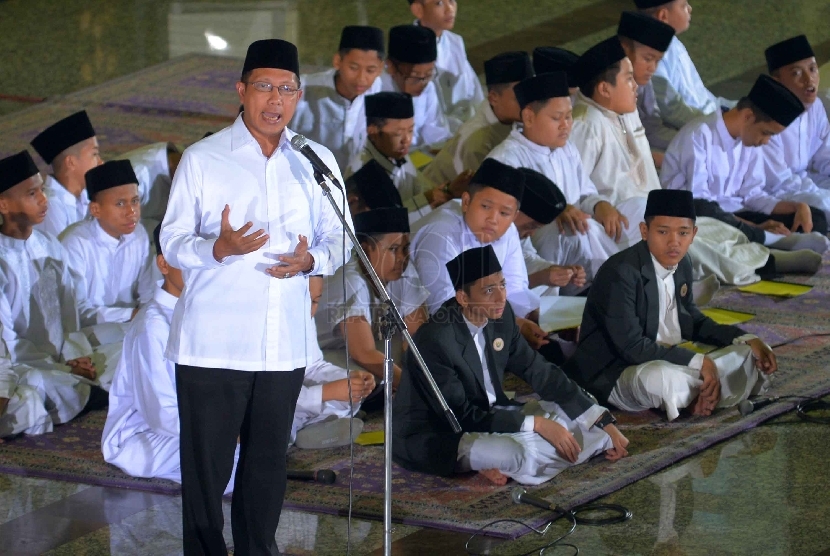   Menteri Agama Lukman Hakim Saifudin berpidato dalam acara Dzikir Nasional 2014 di Masjid At-Tin, Jakarta, Rabu (31/12). 