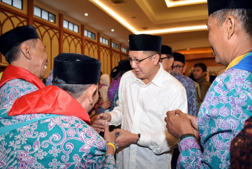 Menteri Agama Lukman Hakim Saifudin bersalaman usai melepas calon Jamaah haji Kloter pertama asal Jakarta dan Bekasi