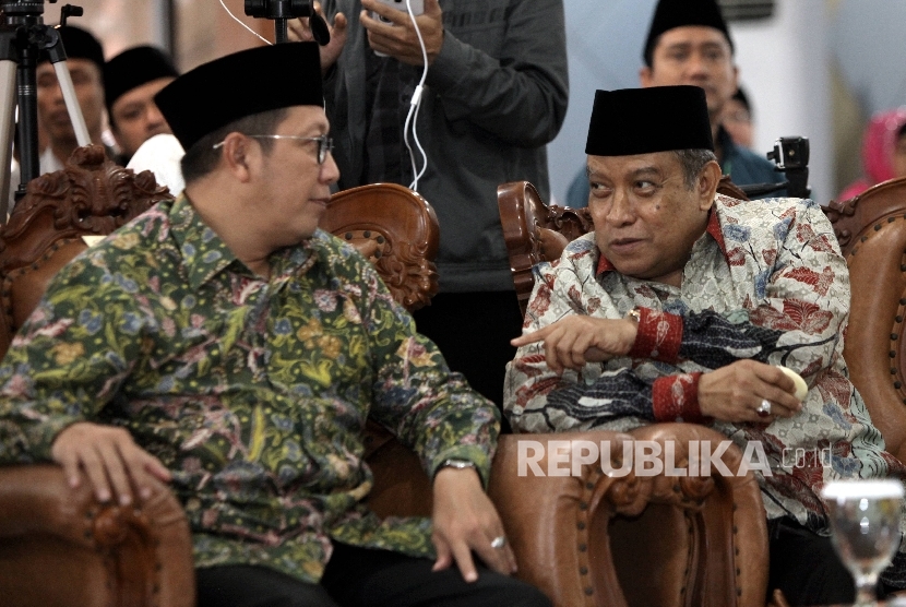  Menteri Agama Lukman Hakim Saifudin (kiri) berbincang bersama Ketua Umum Pengurus Besar Nahdatul Ulama (PBNU) Said Aqil Siradj (kanan) saat menghadiri pembukaan Rapat Kerja Nasional Lembaga Dakwah PBNU di Pondok Pesantren Al-Tsaqafah, Jakarta, Senin (20/2).