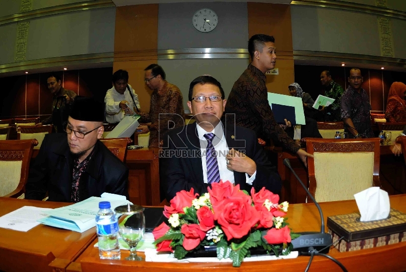 Menteri Agama Lukman Hakim Saifudin mengikuti rapat kerja dengan Komisi VIII DPR RI terkait Biaya Penyelenggaraan Ibadah Haji (BPIH) pada tahun 2015 di Komisi VIII Kompleks Parlemen Senayan, Jakarta, Rabu (22/4).(Republika/Agung Supriyanto)