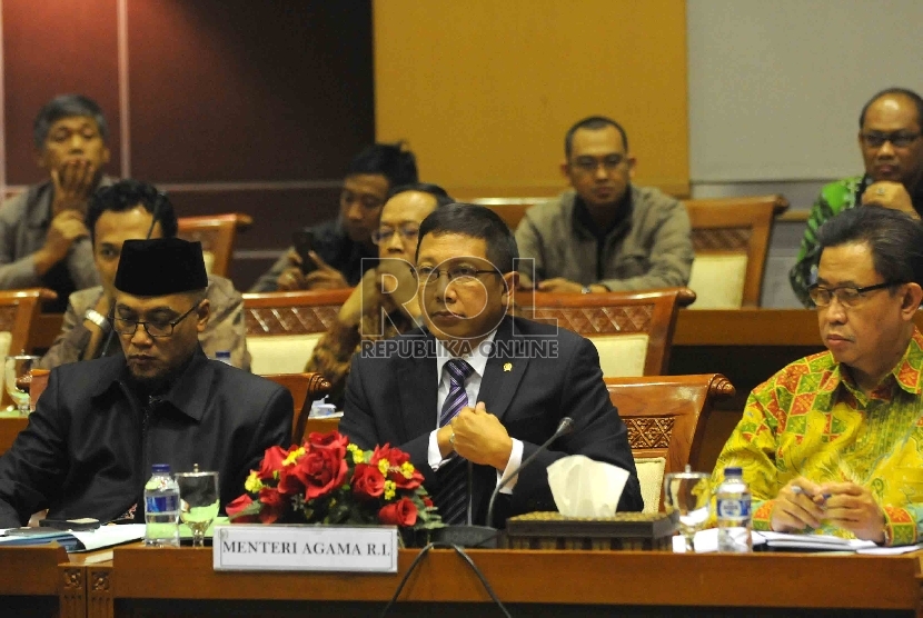 Menteri Agama Lukman Hakim Saifudin mengikuti rapat kerja dengan Komisi VIII DPR RI terkait Biaya Penyelenggaraan Ibadah Haji (BPIH) pada tahun 2015 di Komisi VIII Kompleks Parlemen Senayan, Jakarta, Rabu (22/4). (Republika/Agung Supriyanto)