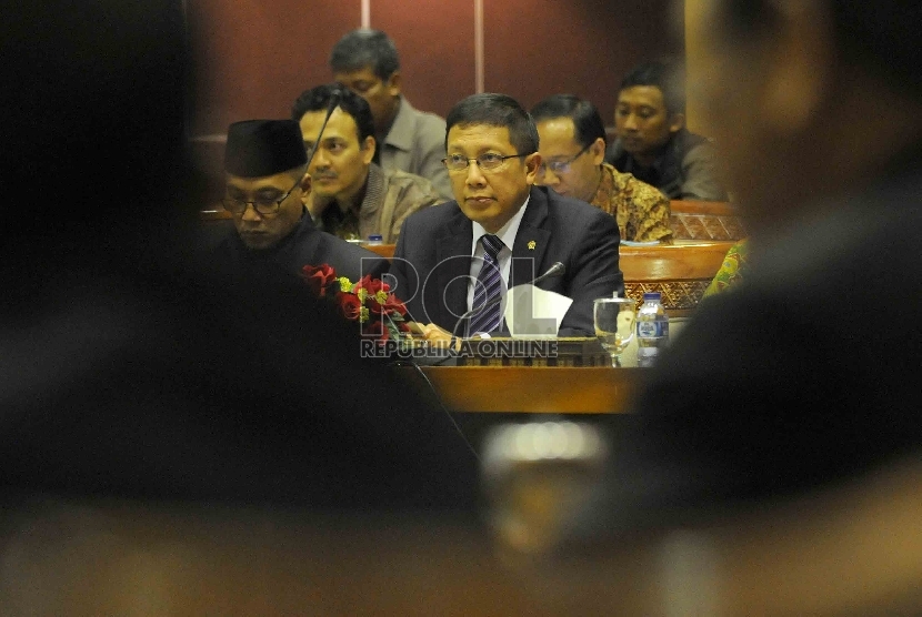 Menteri Agama Lukman Hakim Saifudin mengikuti rapat kerja dengan Komisi VIII DPR RI terkait Biaya Penyelenggaraan Ibadah Haji (BPIH) pada tahun 2015 di Komisi VIII Kompleks Parlemen Senayan, Jakarta, Rabu (22/4).