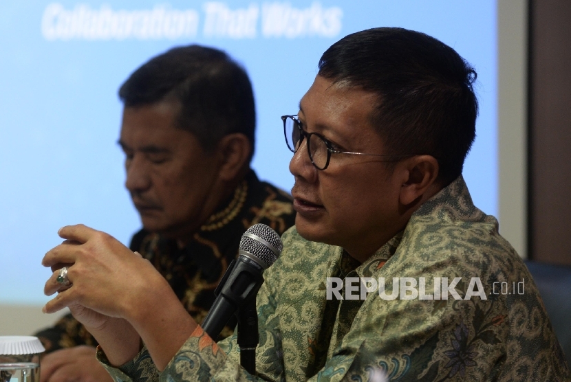 Menteri Agama Lukman Hakim Syaifuddin (kanan) dan Direktur Pendidikan Tinggi Islam Amsal Bachtiar menjadi pembicara dalam focus group discussion (FGD) dengan pimpinan Perguruan Tinggi Keagamaan Islam Negeri PTKIN, Jakarta, Selasa (24/1).