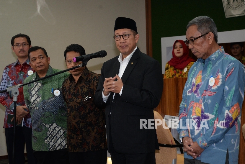  Menteri Agama Lukman Hakim Syaifuddin didampingi Sekjen Kemenag Nur Syam (kanan), saat peresmian kantor Pelayanan Terpadu Satu Pintu (PTSP) Kementerian Agama. (Ilustrasi)