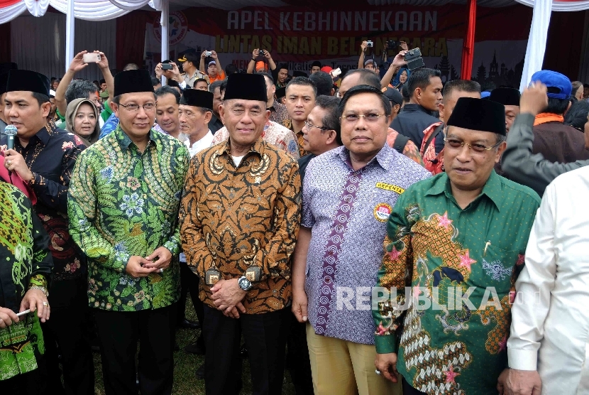 Menteri Agama Lukman Hakim Syaifuddin (kedua kiri) didampingi Menteri Pertahanan Ryamizard Ryacudu (tengah) dan Ketua Umum PBNU Said Aqil Siradj (kanan) bersama para tokoh agama mengikuti Apel Kebhinekaan Lintas Iman Bela Negara, di Lapangan Banteng, Jakar