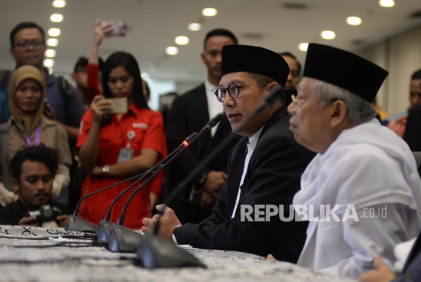  Menteri Agama Lukman Hakim Syaifuddin (kiri), didampingi Ketum MUI KH. Ma'ruf Amin memberikan keterangan pers penetapan 1 Syawal 1438 H di kantor Kemenag, Jakarta, Sabtu (24/6).