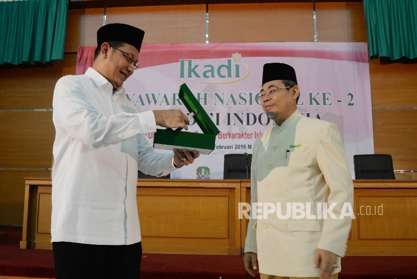 Menteri Agama Lukman Hakim Syaifuddin (kiri) menerima cinderamata dari Ketua Umum Ikadi Ahmad Satori Ismail saat pembukaan Musyawarah Nasional ke-2 Ikatan Dai Indonesia (Ikadi) di Asrama Haji Bekasi, Jawa Barat, Jumat (12/2). (Republika/Yasin Habibi)