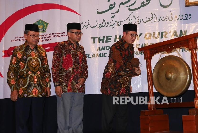 Menteri Agama Lukman Hakim  Syaifuddin memukul gong sebagai tanda  peresmian Seminar Internasional Al Qur'an. 