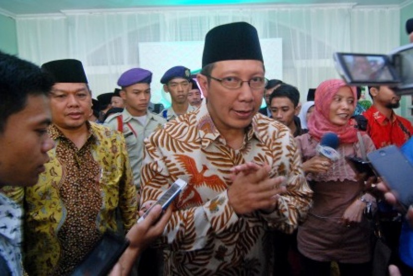 Menteri Agama Lukman Hakim Syaifuddin (tengah) didampingi Rektor Universitas Islam Negeri (UIN) Walisongo Muhibbin (kedua kiri) memberikan keterangan pers usai meresmikan tiga fakultas baru di UIN Walisongo, Semarang, Jawa Tengah, Rabu (4/11). 