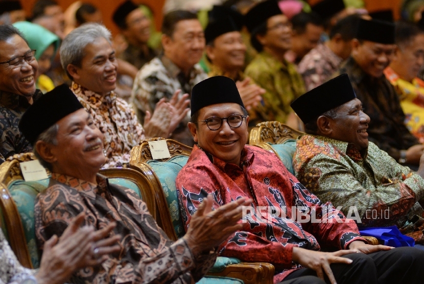 Menteri Agama Lukman Hakim Syaifuddin (tengah), mantan Menteri Agama Malik Fadjar (kiri), dan Ketua Komisi VIII DPR RI Ali Taher hadir dalam acara Tasyakuran Hari Amal Bakti (HAB) ke-71 Kemenag, Jakarta.