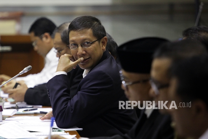 Menteri Agama Lukman Hakim Syarfuddin (tengah) saat mengikuti rapat kerja (raker) dengan Komisi VIII DPR di Kompleks Parlemen, Senayan, Jakarta. 