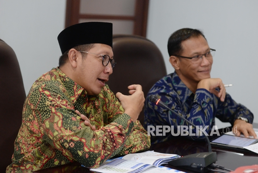 Menteri Agama Lukman Hakim Syarifuddin (kiri), dan Kepala BPS Suharyanto memberikan laporan ringkas kepuasan jemaah haji Indonesia tahun 1437 H/ 2016 M di kantor BPS, Jakarta, Selasa (15/11). 