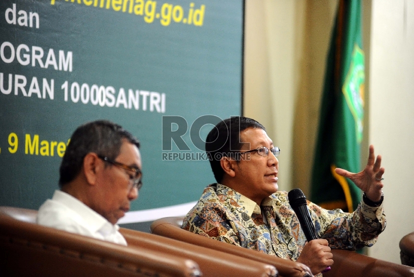 Menteri Agama Lukman Hakin Saifuddin berbicara saat konferensi pers di kantor Kemenag, Jakarta, Senin (9/3).