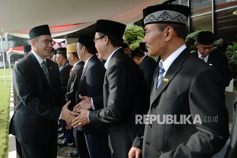 Menteri Agama Lumkman Hakim Syaifuddin bersalaman dengan jajaran deputi seusai menjadi inspektur upacara dalam rangka pelaksanaan Hari Amal Bakti (HAB) Kementerian Agama RI ke-71 di halaman Kemenag, Jakarta, Selasa (3/1).