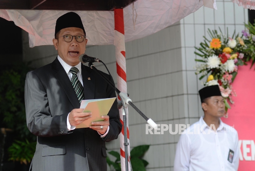 Menteri Agama Lumkman Hakim Syaifuddin menjadi inspektur upacara dalam rangka pelaksanaan Hari Amal Bakti (HAB) Kementerian Agama RI ke-71 di halaman Kemenag, Jakarta, Selasa (3/1).