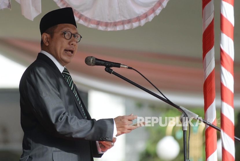 Menteri Agama Lumkman Hakim Syaifuddin menjadi inspektur upacara dalam rangka pelaksanaan Hari Amal Bakti (HAB) Kementerian Agama RI ke-71 di halaman Kemenag, Jakarta, Selasa (3/1).