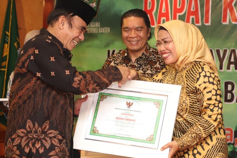 Menteri Agama (Menag) Fachrul Razi memberikan penghargaan kepada Bupati Serang Ratu Tatu Chasanah atas dedikasi selaku kepala daerah dalam program serta pembangunan kehidupan keagamaan di Kabupaten Serang. Kamis (20/2)