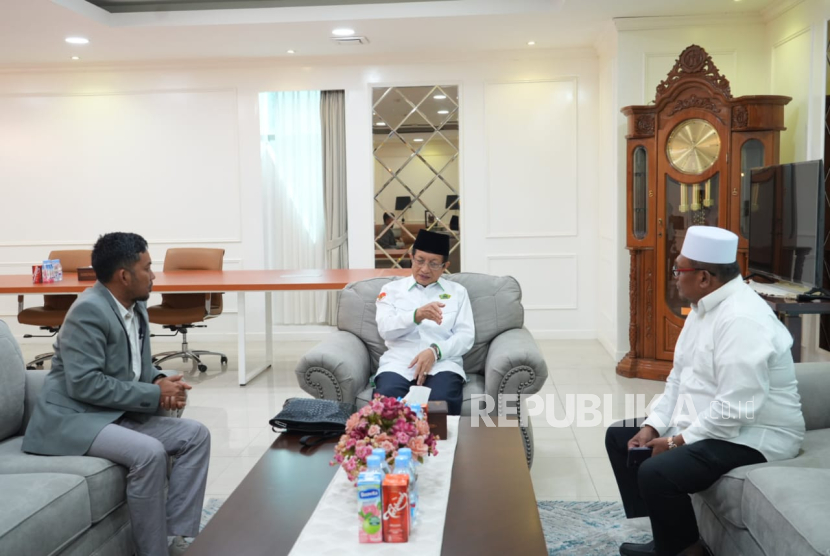 Menteri Agama (Menag) Nasaruddin Umar (tengah) membahas konsep percepatan serapan tenaga kerja bagi lulusan pesantren dengan mantan Tenaga Ahli Kemnaker yang kini menjadi Pembina di National Industrial Watch Lukmanul Hakim di Kantor Kementerian Agama, Jakarta, Senin (29/9/2025). Hadir dalam diskusi tersebut Habib Ahmad Assegaf.