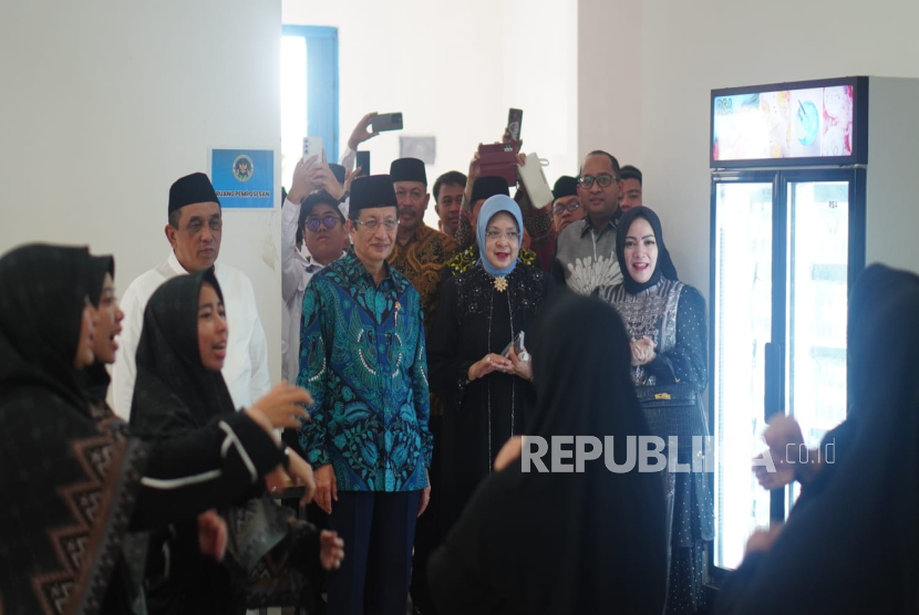 Menteri Agama (Menag) Prof KH Nasaruddin Umar meresmikan dapur Makan Bergizi Gratis (MBG) pertama di Kabupaten Bone, Sulawesi Selatan, Ahad (27/7/2025).
